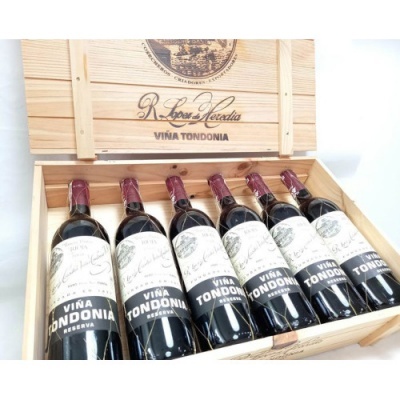 Seis garrafas de vinho tinto Viña Tondonia Reserva em caixa de madeira aberta