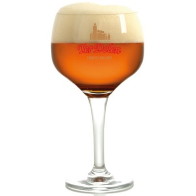 Copo de cerveja âmbar com espuma e texto vermelho