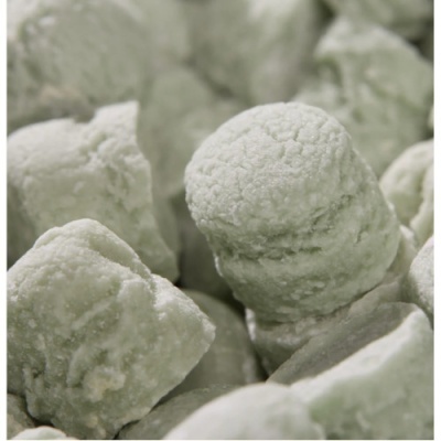 Pedaços de pedra verde com textura rugosa