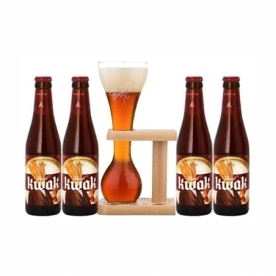 Quatro garrafas de cerveja Kwak com copo especial e suporte de madeira