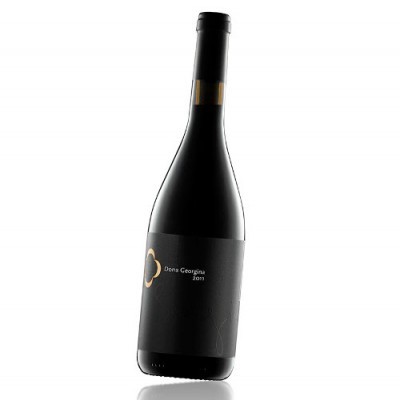 Garrafa de vinho tinto com rótulo preto e texto branco Dona Georgina 2011