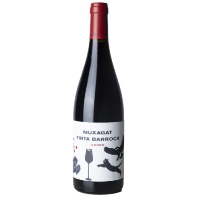 Garrafa de vinho tinto Muxagat Tinta Barroca Douro com rótulo branco e ilustrações pretas e vermelhas