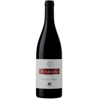 Garrafa de vinho Mouchão com rótulo branco e vermelho