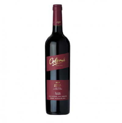 Garrafa de vinho tinto Colomé Malbec 2010 com rótulo vermelho bordô