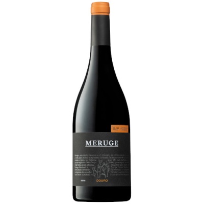 Garrafa de vinho Meruge Douro com rótulo preto e tampa laranja