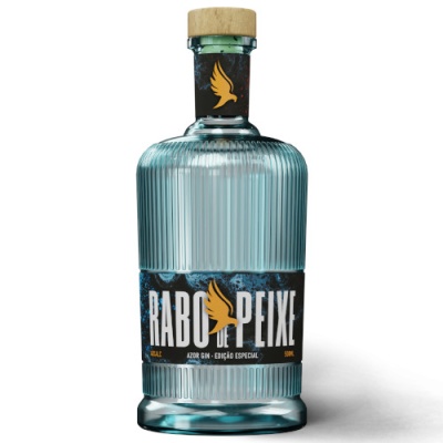 Garrafa azul de gin RABO PEIXE com rótulo preto e dourado