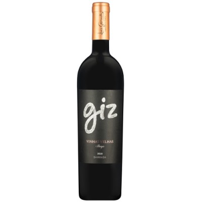 Garrafa de vinho tinto com rótulo preto com texto 'giz' e ano 2018