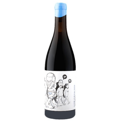 Garrafa de vinho com rótulo branco com caricaturas em fundo branco