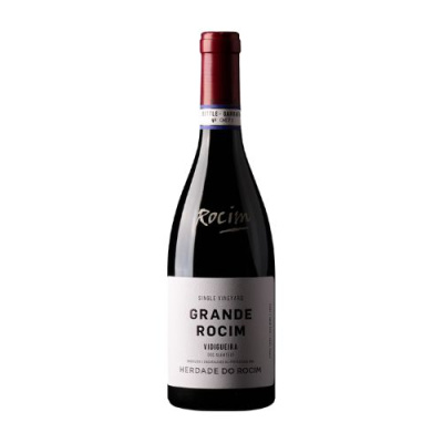 Garrafa de vinho tinto Grande Rocim com etiqueta branca e cápsula vermelha