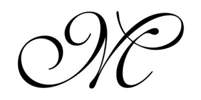 Logótipo caligráfico preto com letras M e C em fundo branco