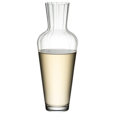 Jarro de vidro transparente com líquido amarelo claro
