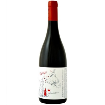 Garrafa de vinho tinto com rótulo branco e rolha vermelha