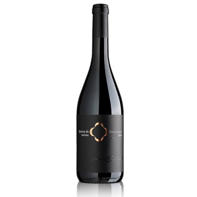 Garrafa de vinho tinto com rótulo preto e texto dourado e branco