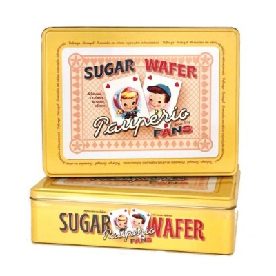Caixa metálica amarela com decoração retro e ilustração de crianças, texto 'SUGAR WAFER'