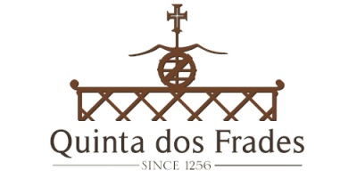 Logótipo castanho da Quinta dos Frades com texto e elementos gráficos estilizados