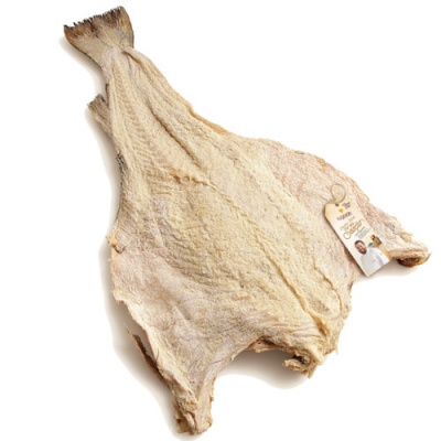 Pele de bacalhau seca com etiqueta pendurada