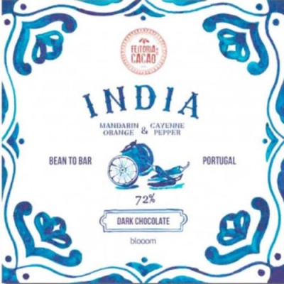 Rótulo de chocolate preto azul e branco com texto INDIA e ilustração de tangerina e pimentos
