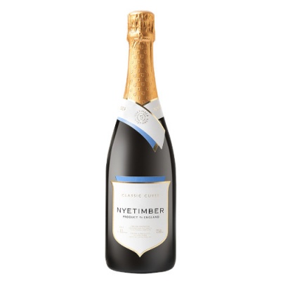 Garrafa de champanhe NYETIMBER Classic Cuvée com rótulo branco e tampa dourada