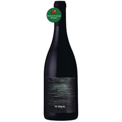 Garrafa preta de vinho com rótulo preto e selo verde biológico