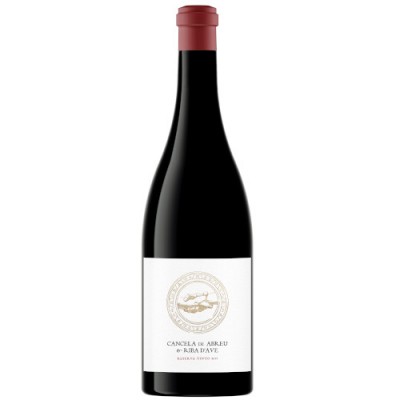 Garrafa de vinho tinto com rótulo branco e rolha vermelha