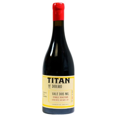 Garrafa de vinho tinto Titan of Douro com rótulo amarelo e rolha vermelha