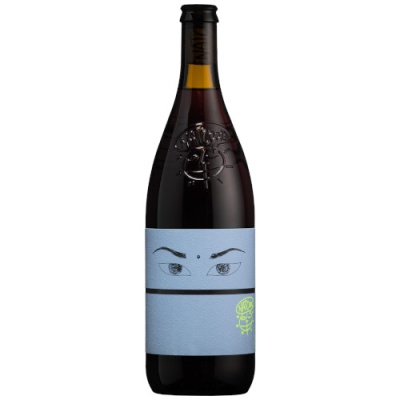 Garrafa de vinho tinto com rótulo azul claro com desenho de olhos e símbolo amarelo