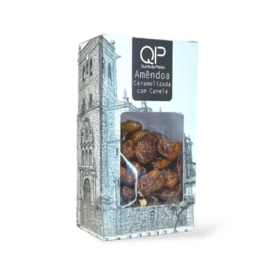 Pacote de amêndoas caramelizadas com canela da marca QP com ilustração de edifício