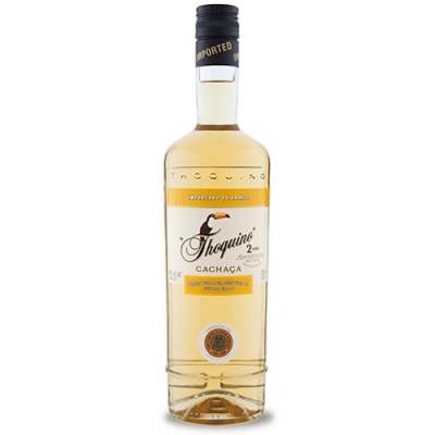 Garrafa de cachaça Joaquino 2 anos de cor amarelo claro com rótulo branco e amarelo