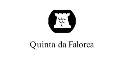 Logótipo preto e branco com torre e texto Quinta da Falorca
