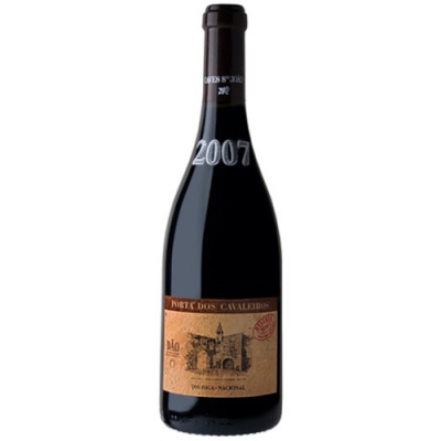 Garrafa de vinho tinto com rótulo castanho e preto e texto 2007