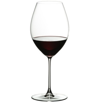 Taça de vidro com vinho tinto escuro