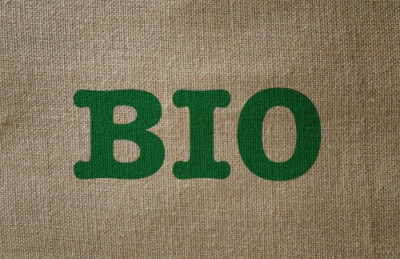Tecido castanho claro com a palavra BIO em letras verdes