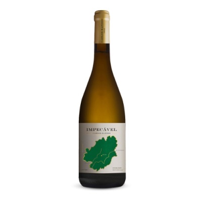 Garrafa de vinho branco com rótulo branco e verde
