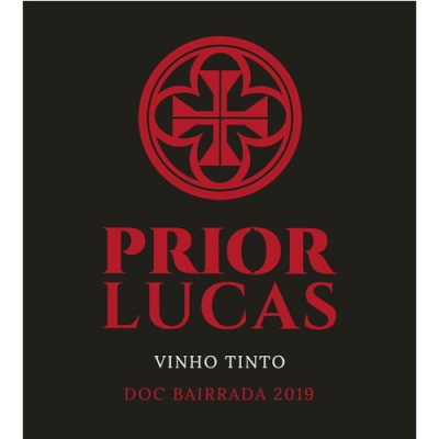 Rótulo de vinho preto com símbolo vermelho e texto PRIOR LUCAS VINHO TINTO DOC BAIRRADA 2019