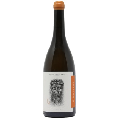 Garrafa de vinho com rótulo branco e desenho de rosto barbudo em preto