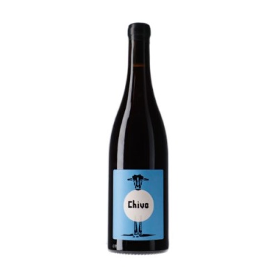 Garrafa de vinho com rótulo azul com desenho de cabra e texto Chivo