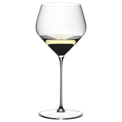 Copo de vidro para vinho com haste preta e líquido amarelo claro