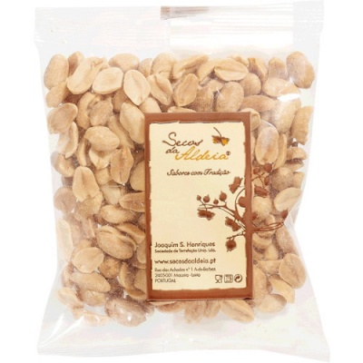 Pacote transparente de amendoins torrados com etiqueta de papel