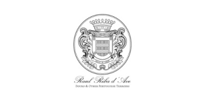 Brasão preto e branco com coroa e texto decorativo em caligrafia