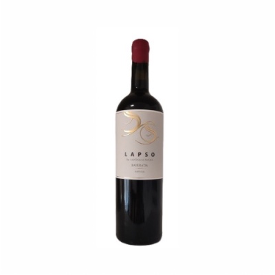 Garrafas de vinho tinto com rótulo branco e detalhes dourados.