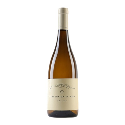 Garrafa de vinho branco com rótulo creme com desenho de montanhas e texto