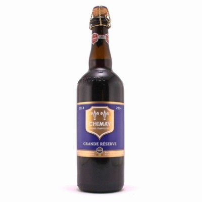 Garrafa de cerveja Chimay Grande Réserve com rótulo azul e dourado