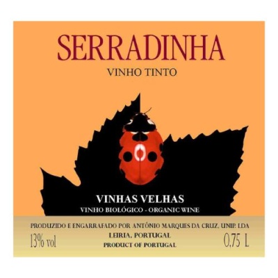 Rótulo de vinho tinto SERRADINHA com joaninha e folha preta em fundo laranja