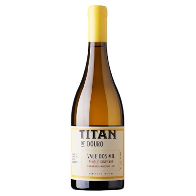 Garrafa de vinho branco Titan of Douro com cápsula amarela e rótulo branco e dourado