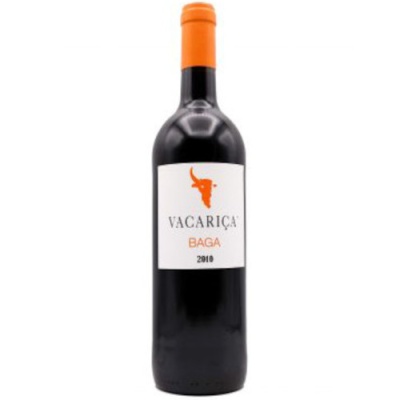Garrafa de vinho tinto VACARICA BAGA 2010 com rótulo branco e tampa laranja