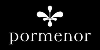 Logotipo branco 'pormenor' com símbolo decorativo sobre fundo preto