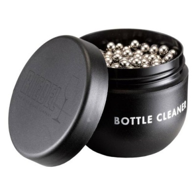 Recipiente preto com bolas metálicas e texto 'BOTTLE CLEANER'