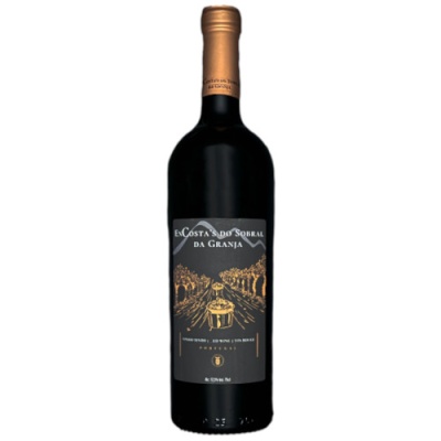 Garrafa de vinho tinto com rótulo preto e dourado e tampa metálica dourada