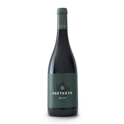 Garrafa de vinho tinto Pretexto Dão 2019 com rótulo verde escuro