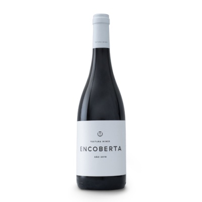 Garrafa de vinho tinto com rótulo branco e texto preto